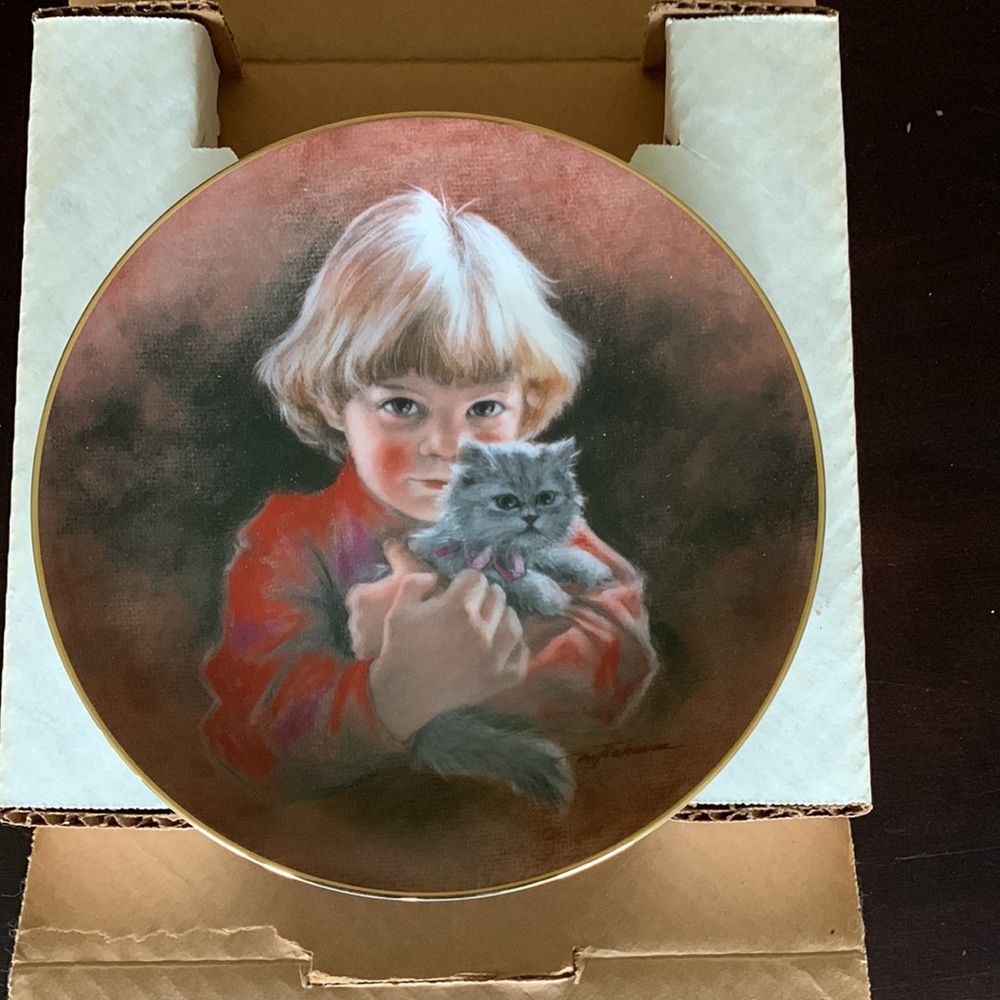 1985 Goebel Kitty Cuddle Porcelain Plate Little Hug Series by Marian Flahavin